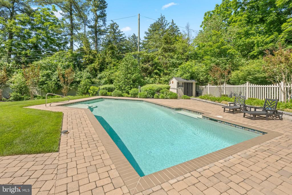 6 WEDGEWOOD DRIVE