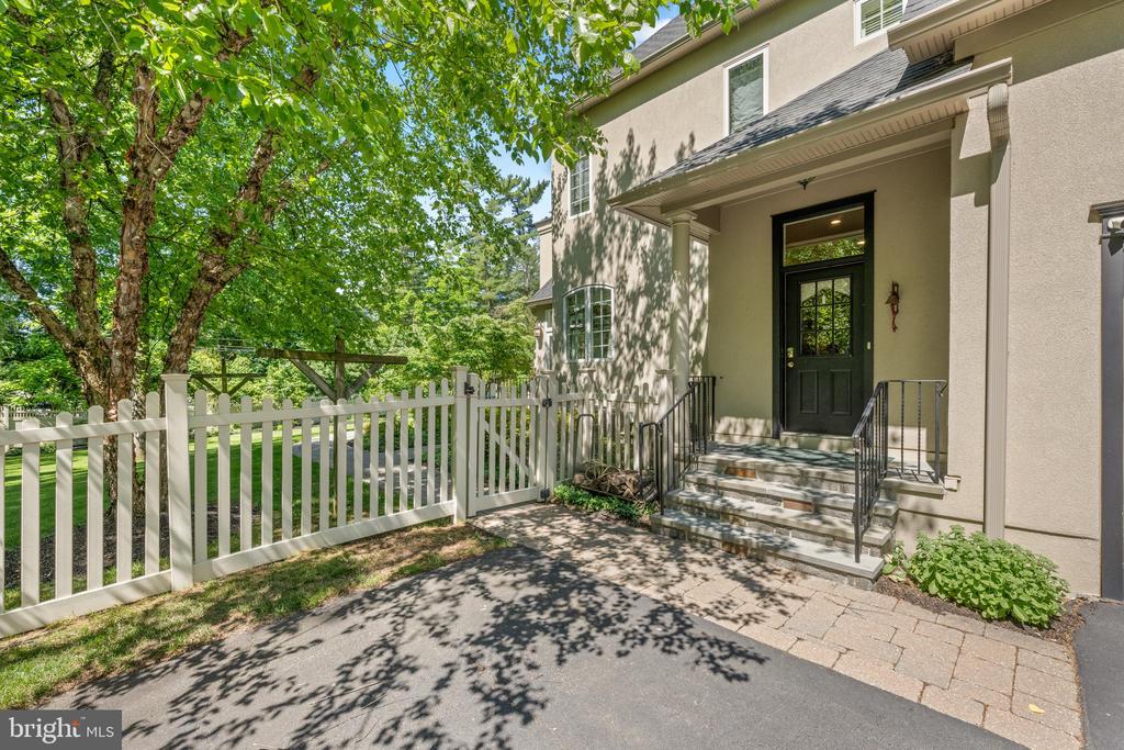 6 WEDGEWOOD DRIVE