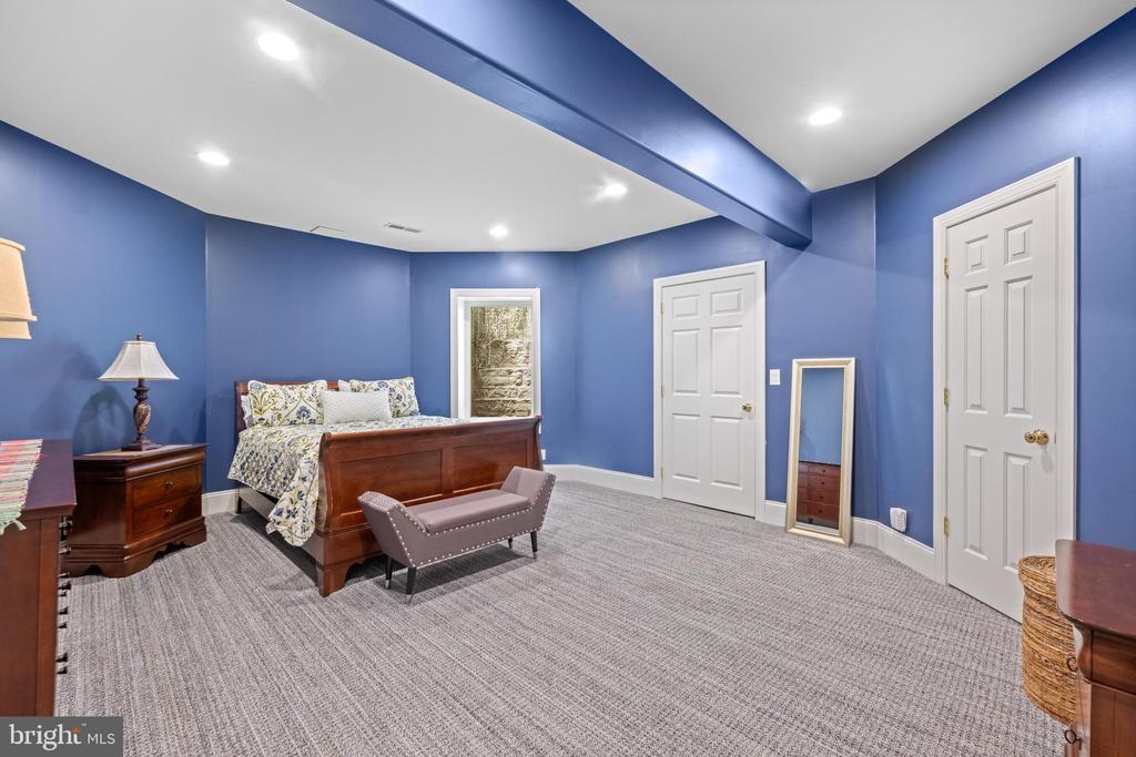 6 WEDGEWOOD DRIVE