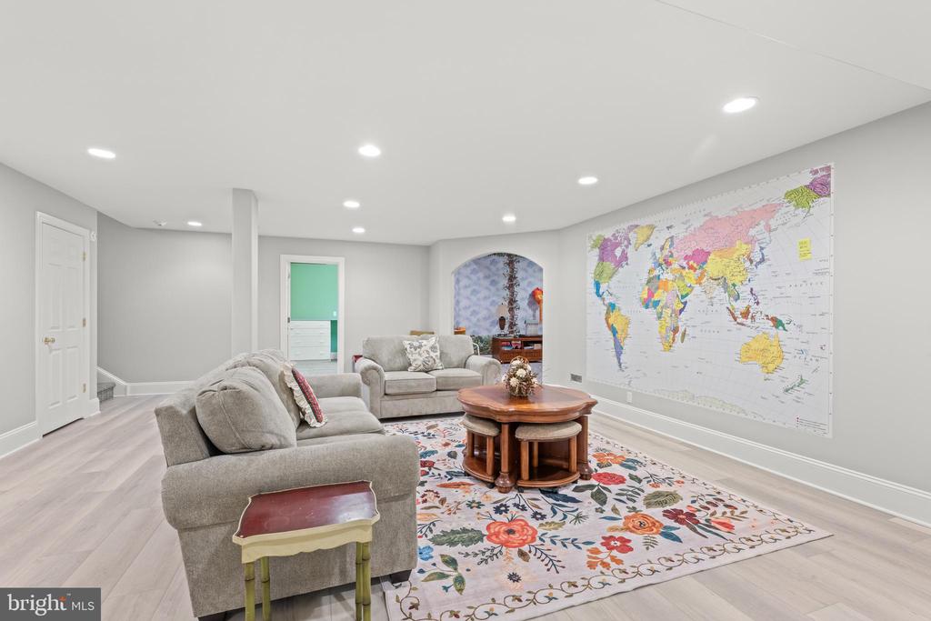 6 WEDGEWOOD DRIVE