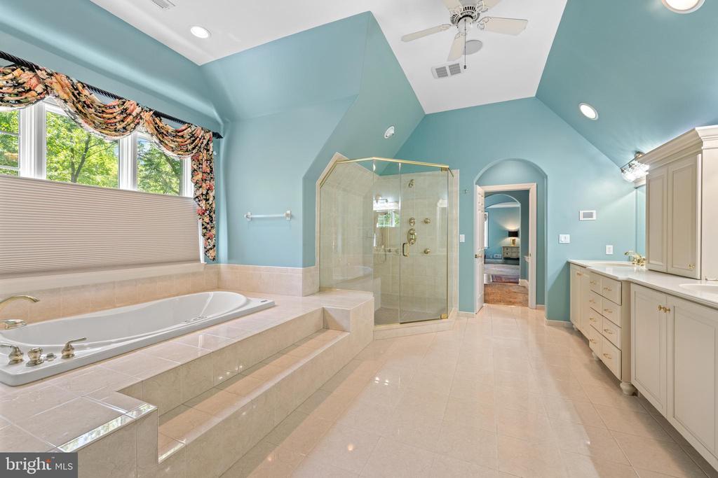 6 WEDGEWOOD DRIVE