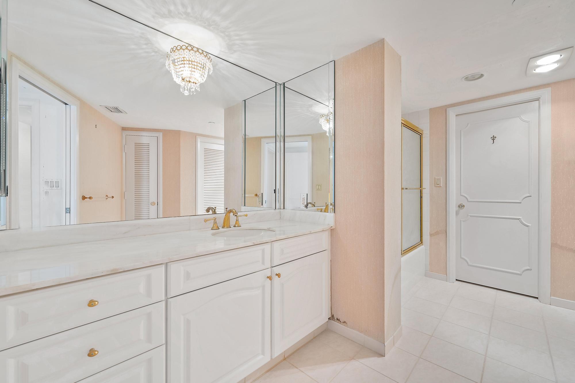 100 Lakeshore Drive 1657