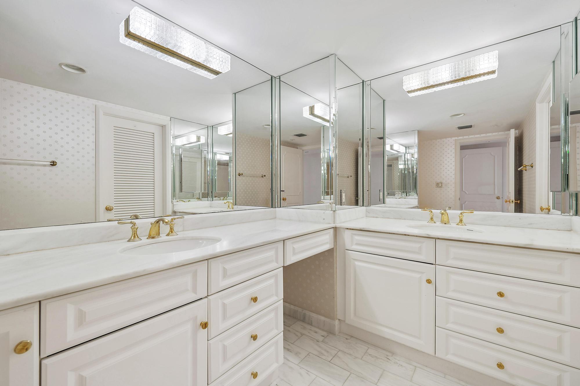 100 Lakeshore Drive 1657