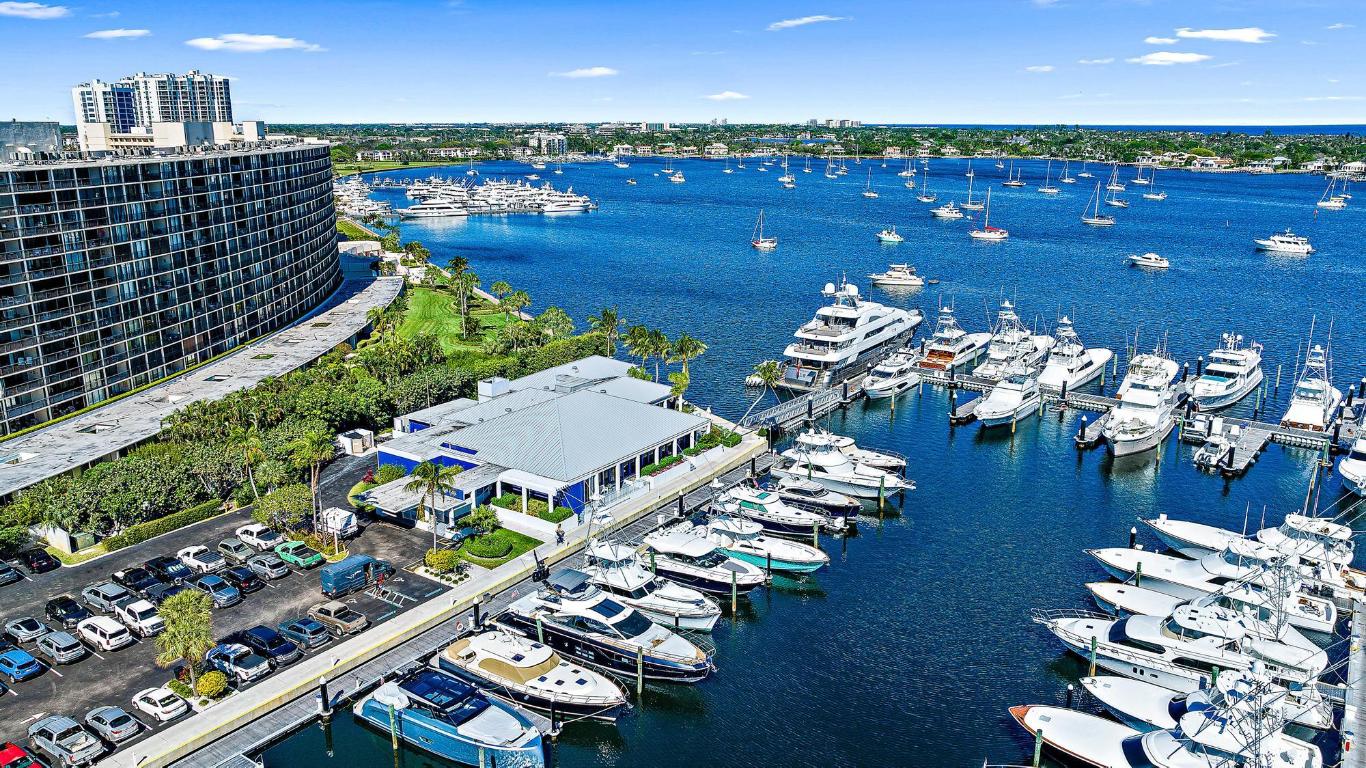 120 Lakeshore 4370 Drive 437