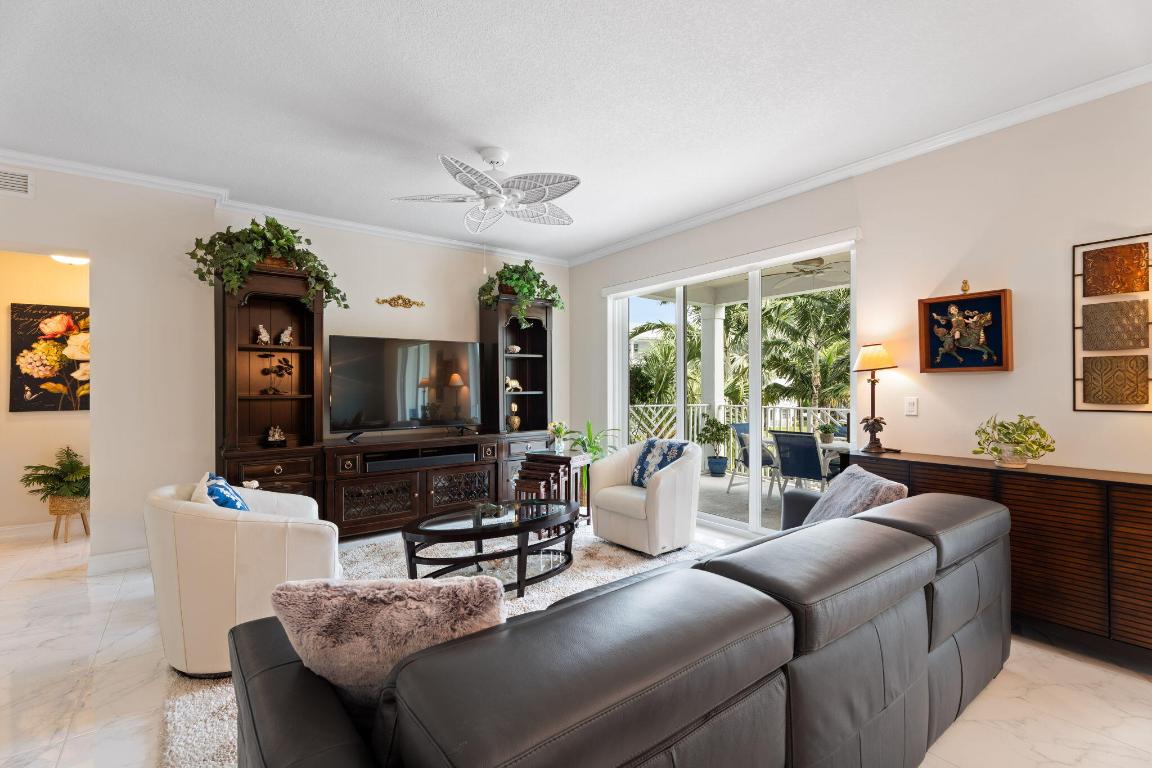 832 Bay Colony Drive S