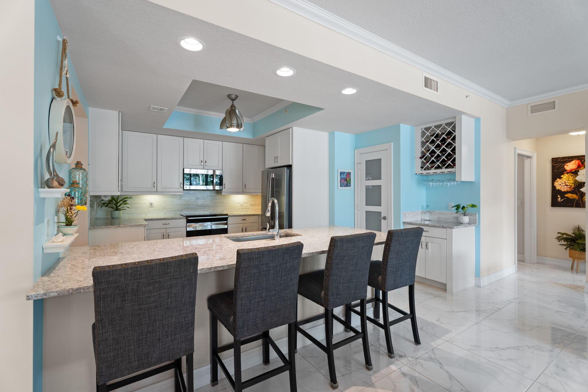 832 Bay Colony Drive S