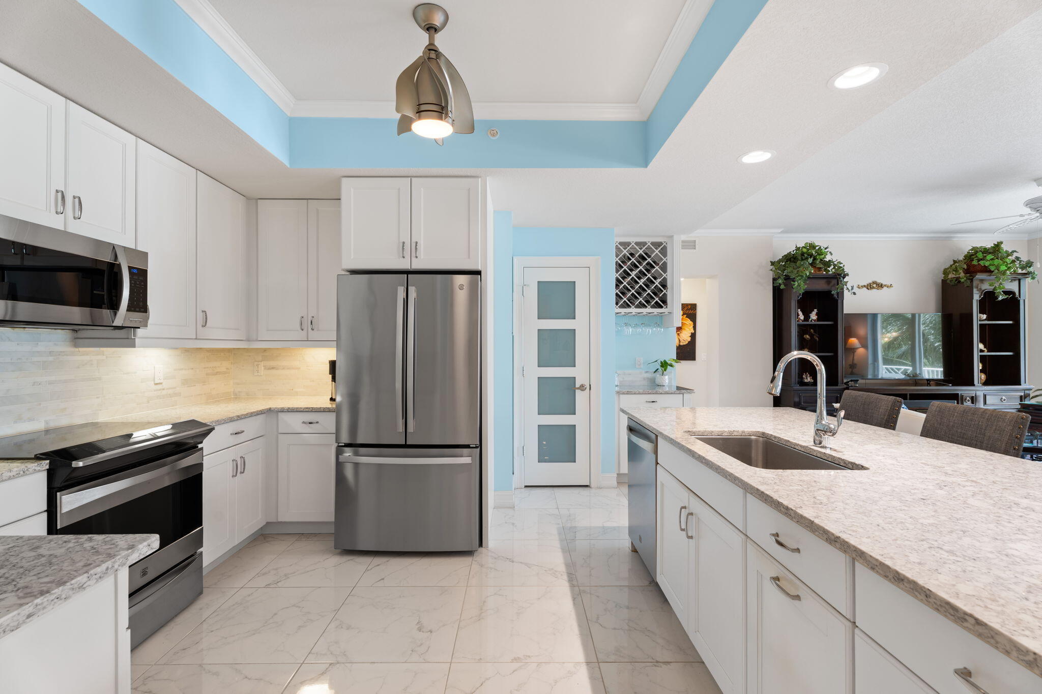 832 Bay Colony Drive S