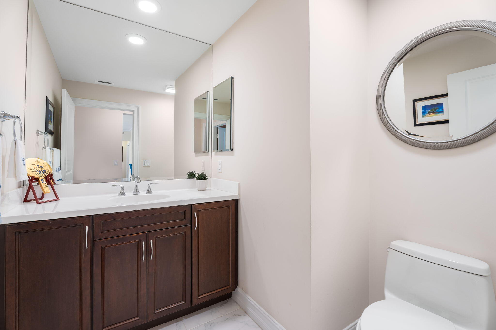 832 Bay Colony Drive S