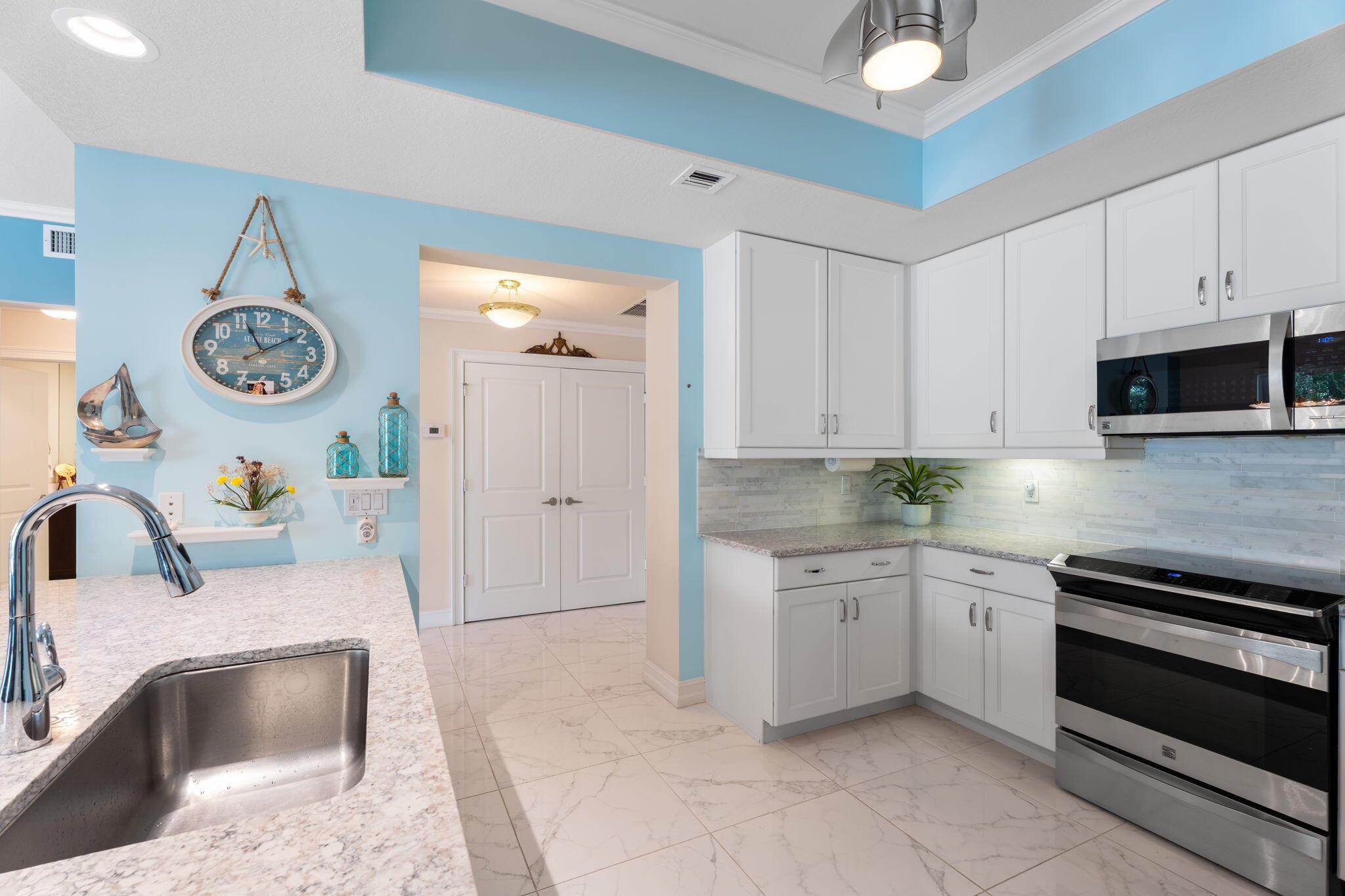 832 Bay Colony Drive S