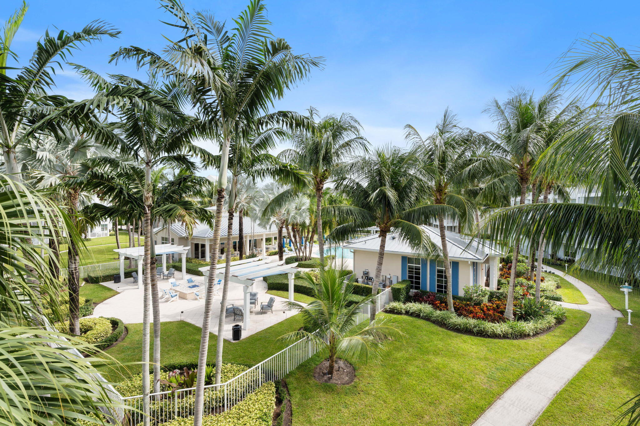 832 Bay Colony Drive S