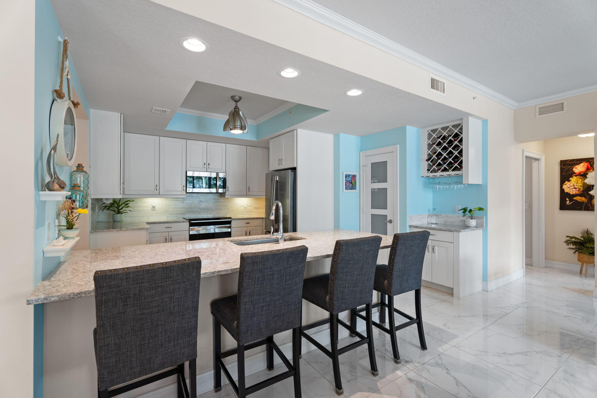 832 Bay Colony Drive S