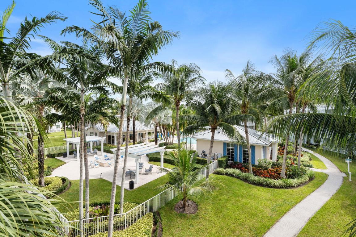 832 Bay Colony Drive S