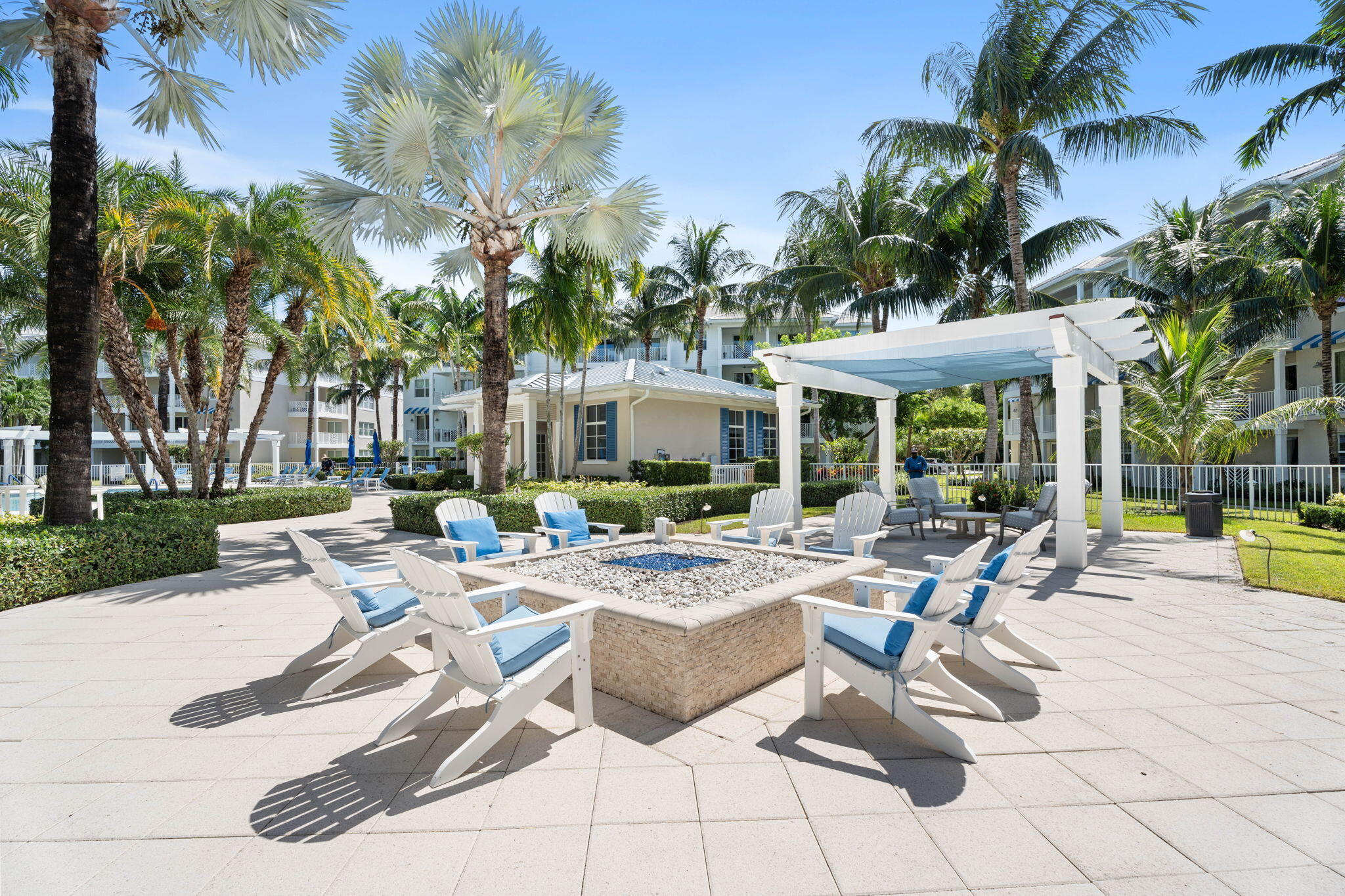 832 Bay Colony Drive S