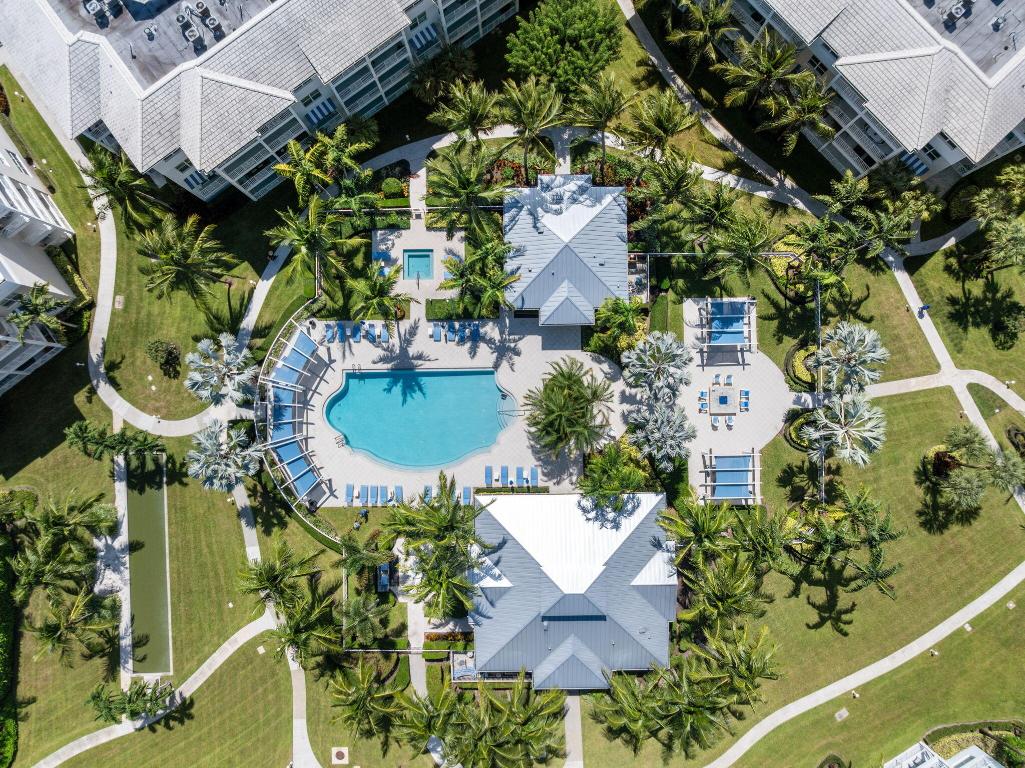 832 Bay Colony Drive S