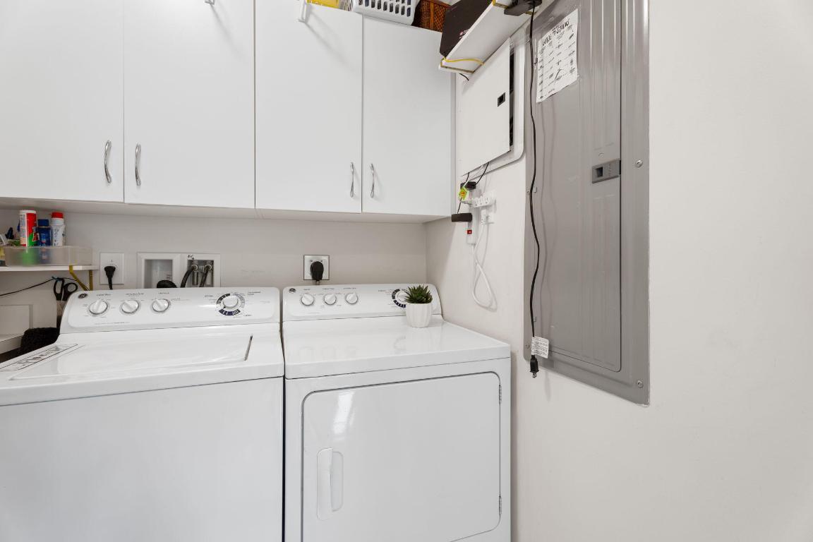 832 Bay Colony Drive S