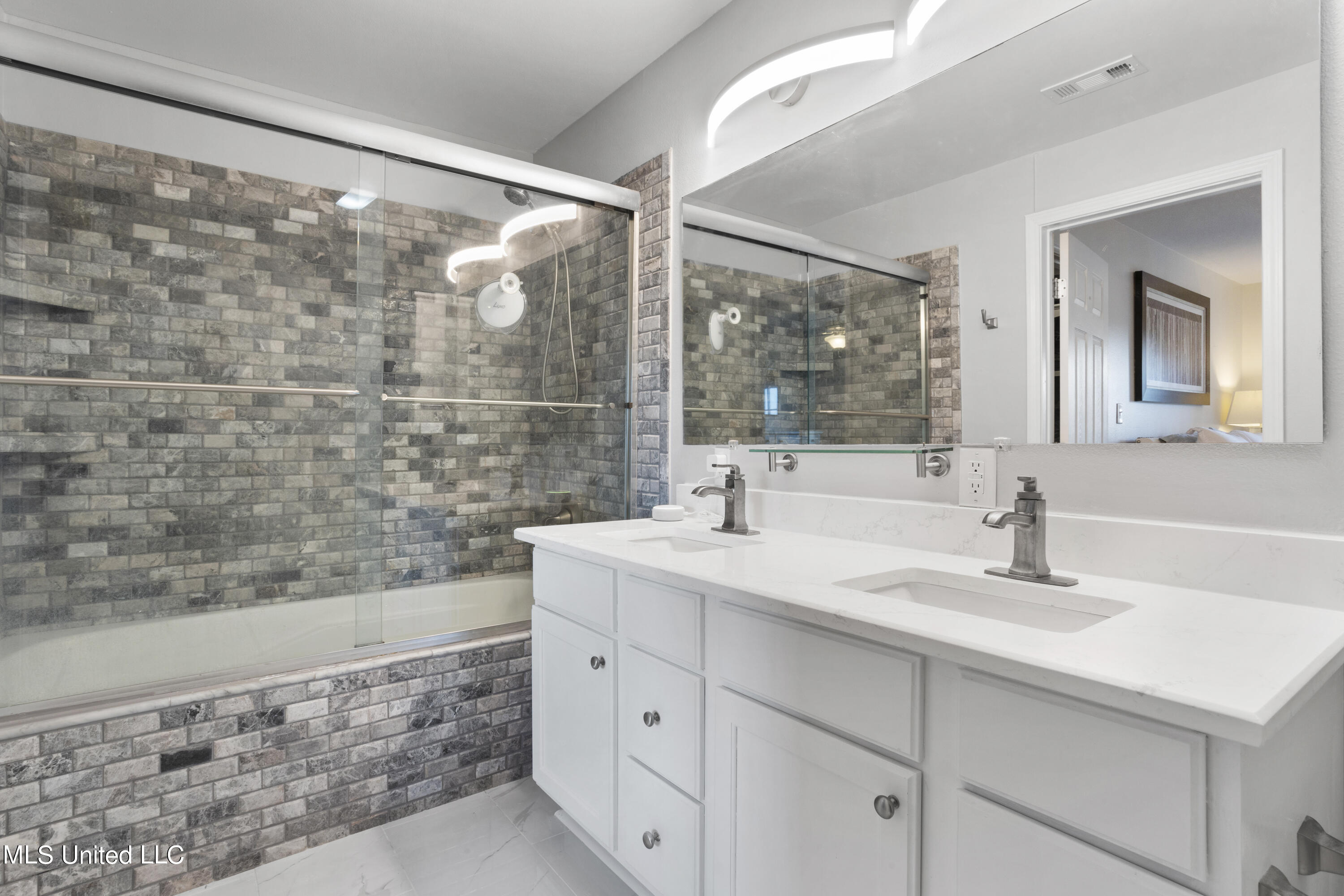 2421 Beachview Drive, E01