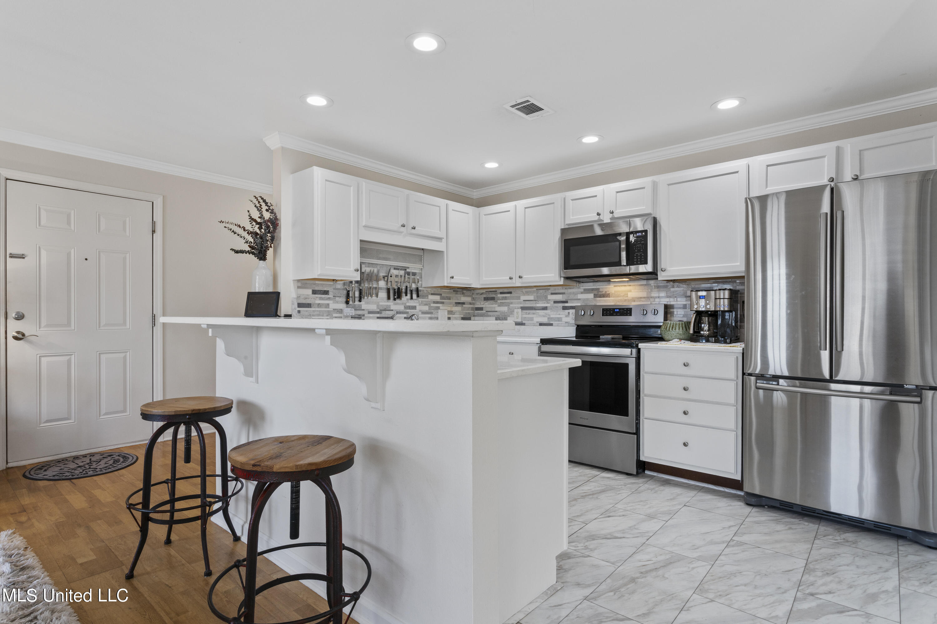 2421 Beachview Drive, E01