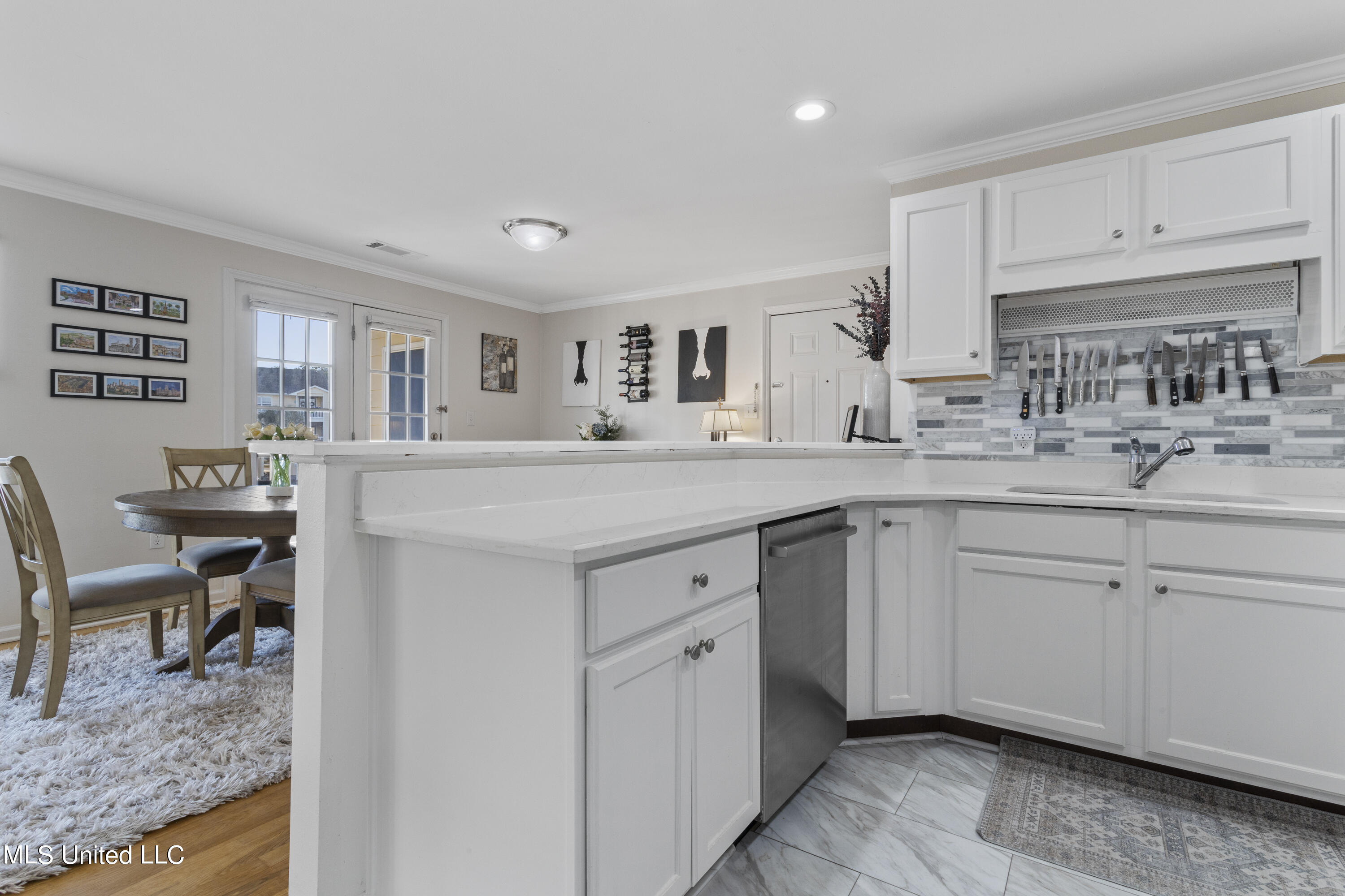 2421 Beachview Drive, E01