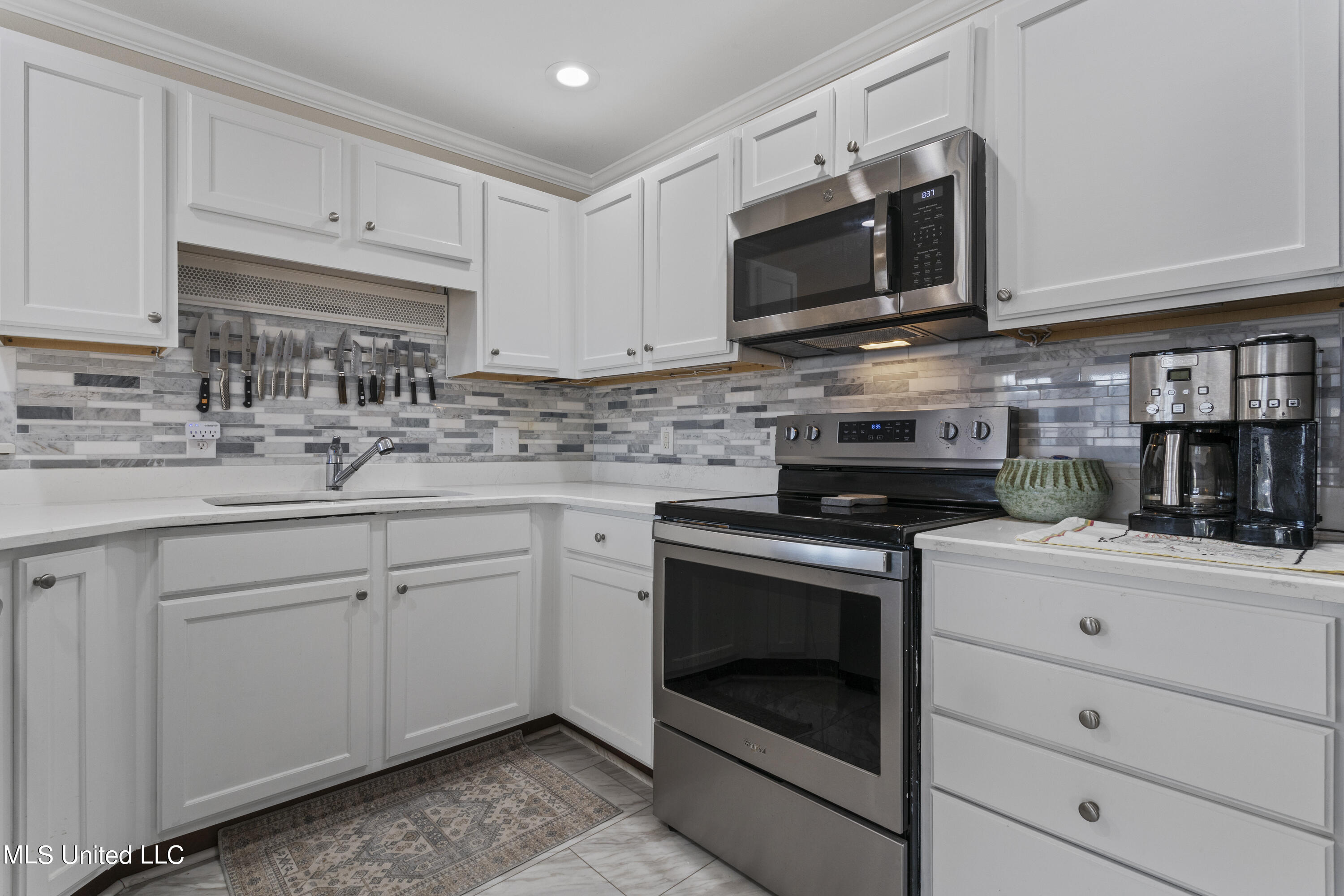2421 Beachview Drive, E01