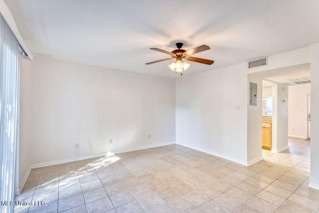 3230 Cumberland Road, 6