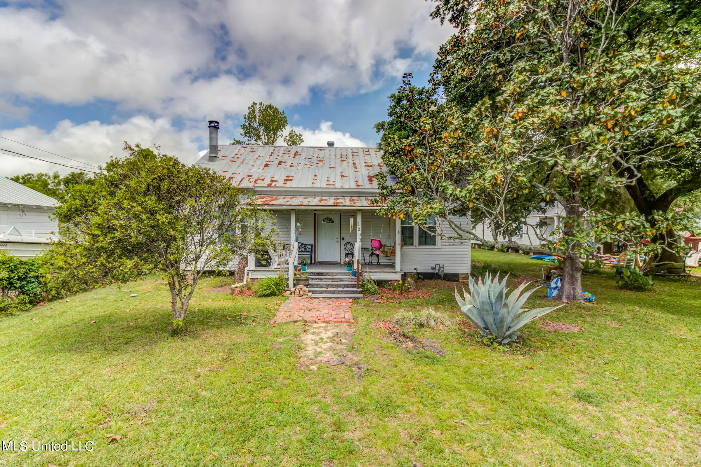 1203 Calhoun Street