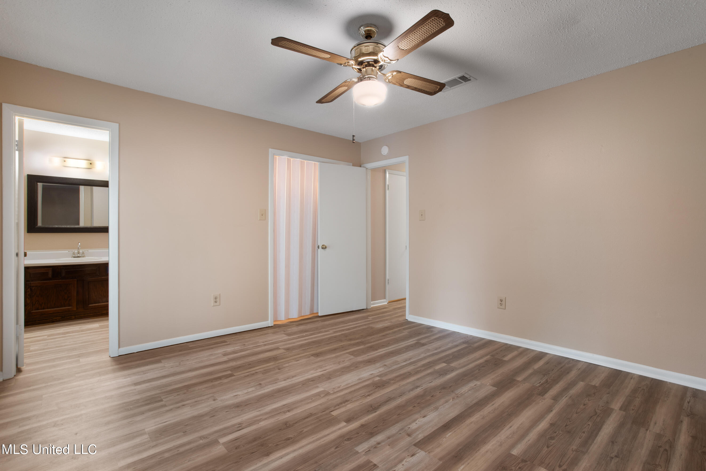 10425 Riverbend Drive