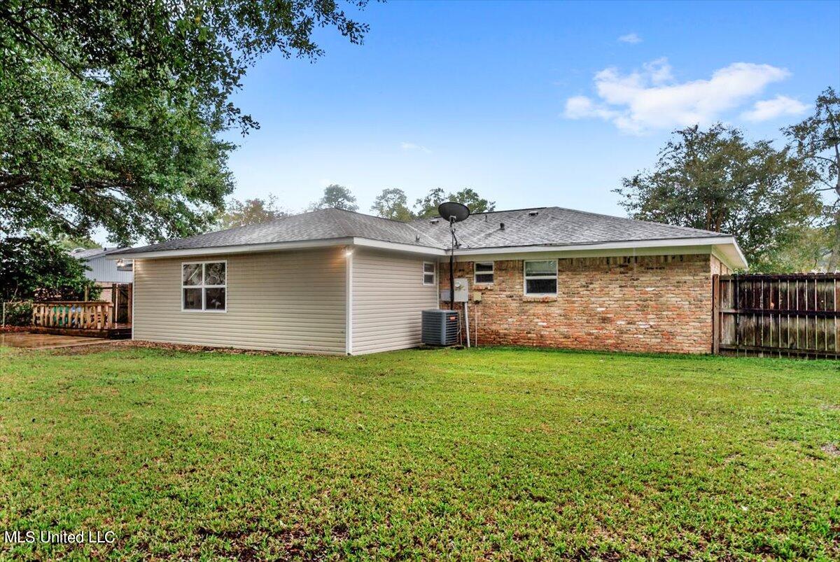 1316 Queen Park Circle
