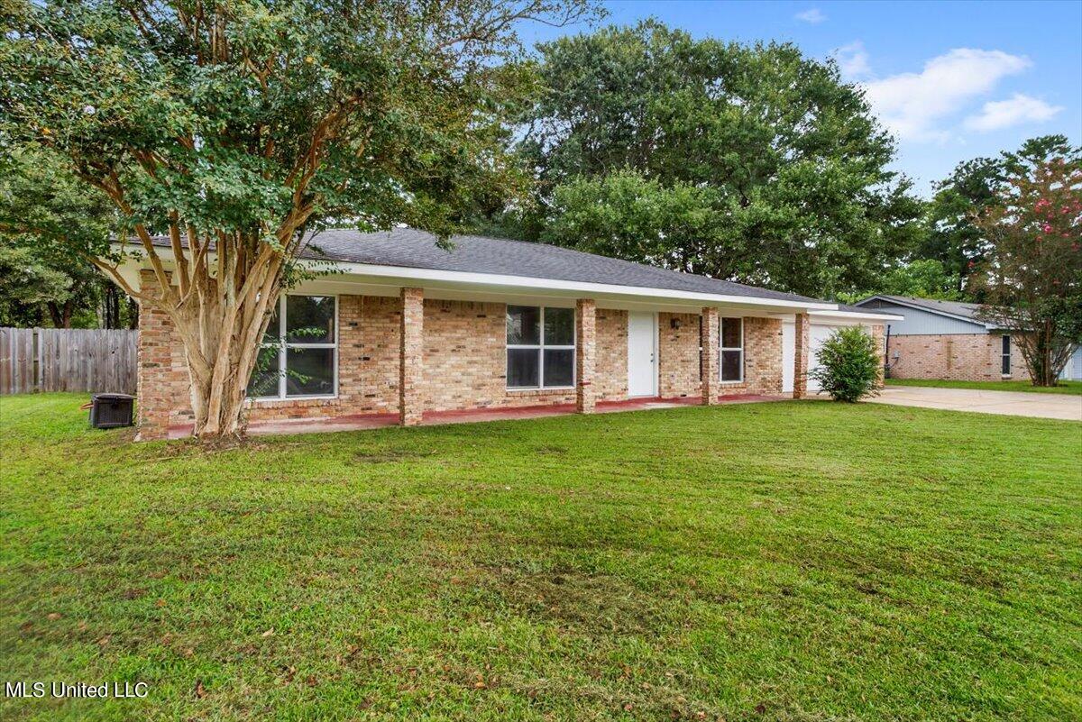 1316 Queen Park Circle