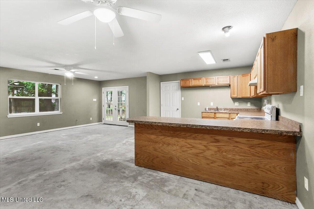 1316 Queen Park Circle