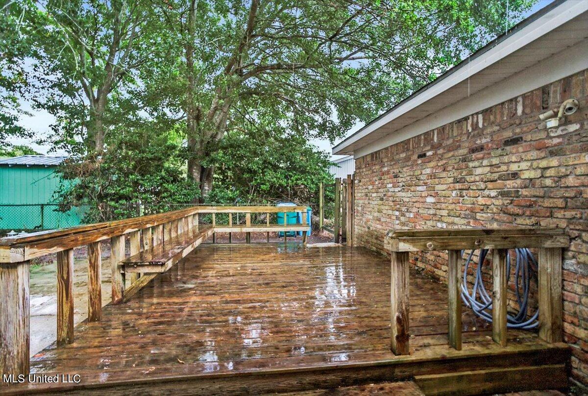 1316 Queen Park Circle