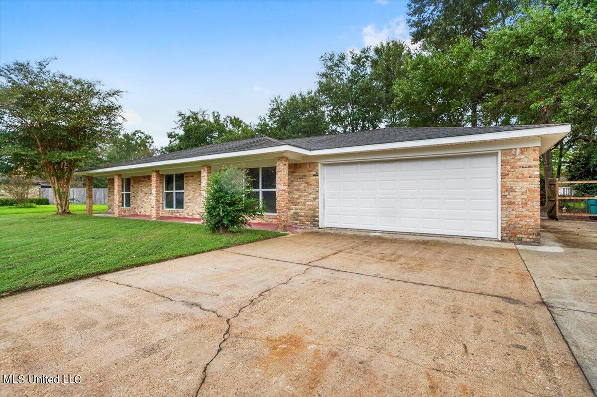 1316 Queen Park Circle