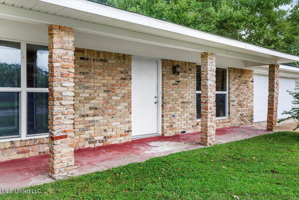 1316 Queen Park Circle