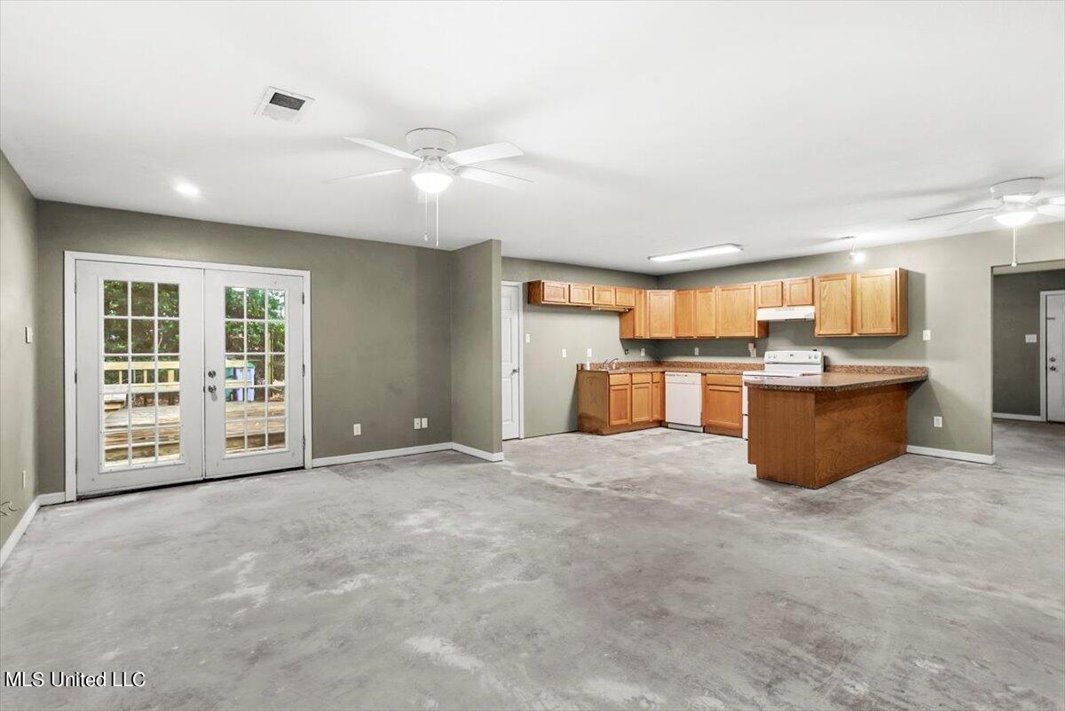 1316 Queen Park Circle