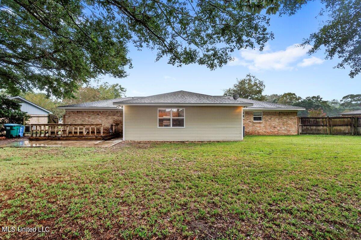 1316 Queen Park Circle