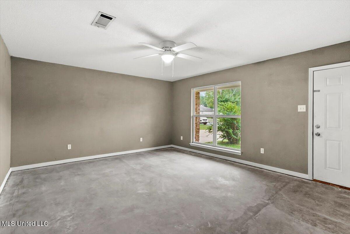 1316 Queen Park Circle