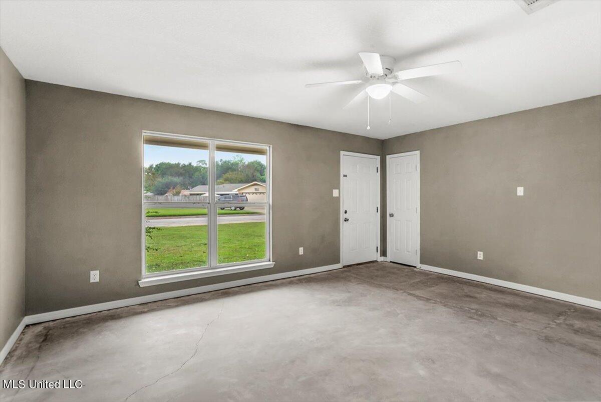 1316 Queen Park Circle