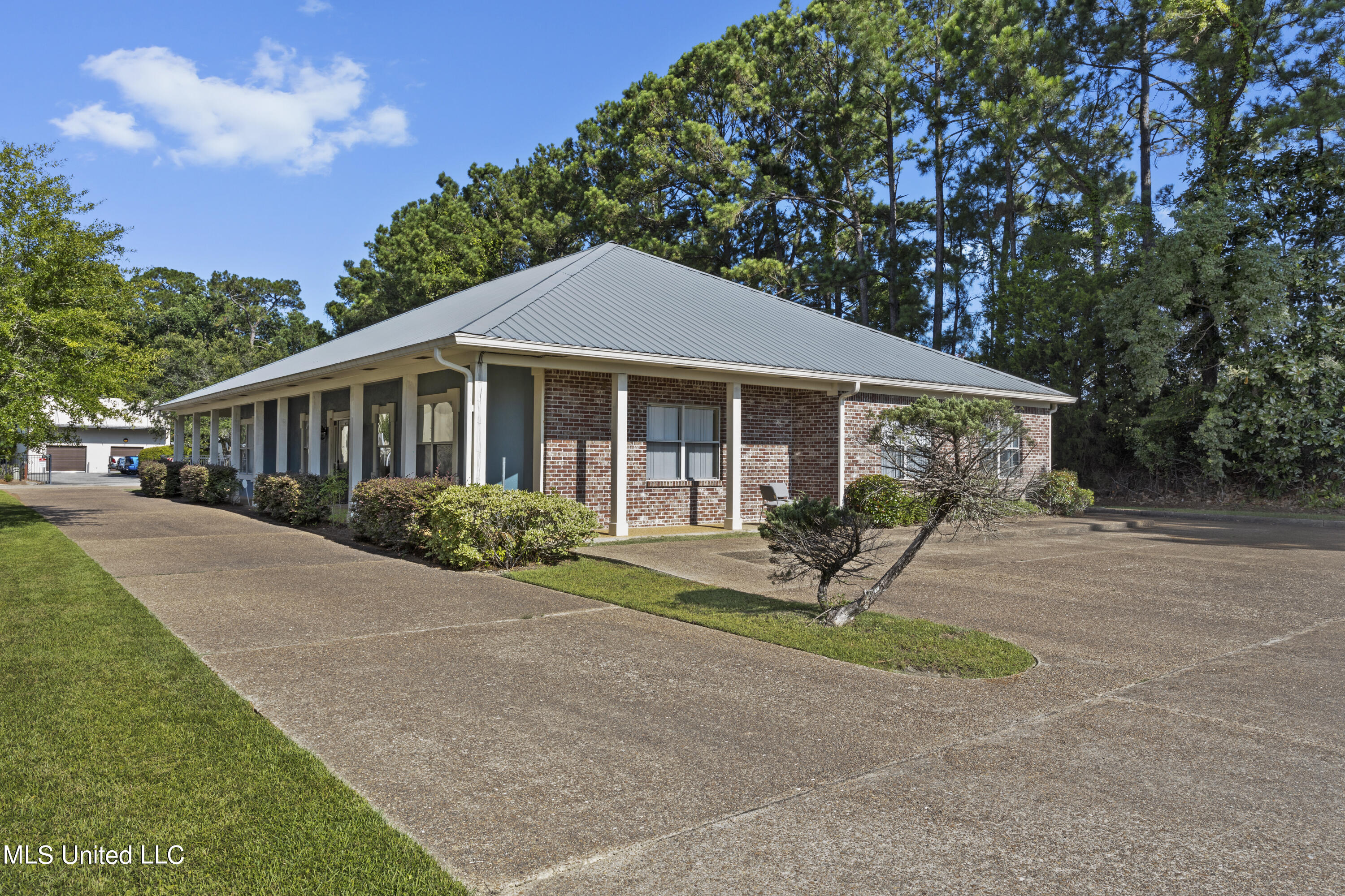 996 N Halstead Road
