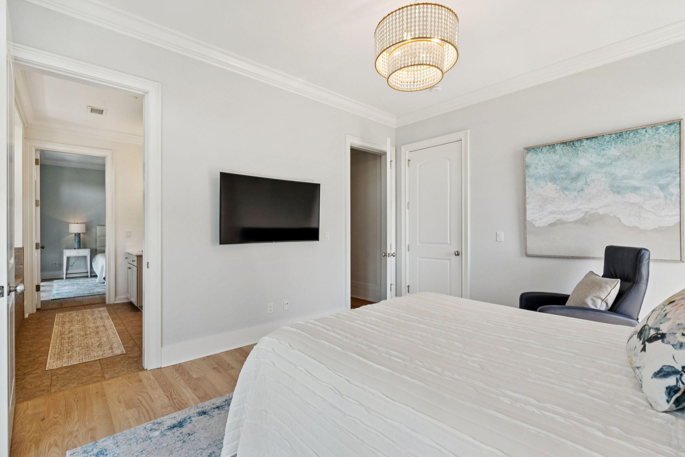 118 Fairbanks Oak Alley # 3b