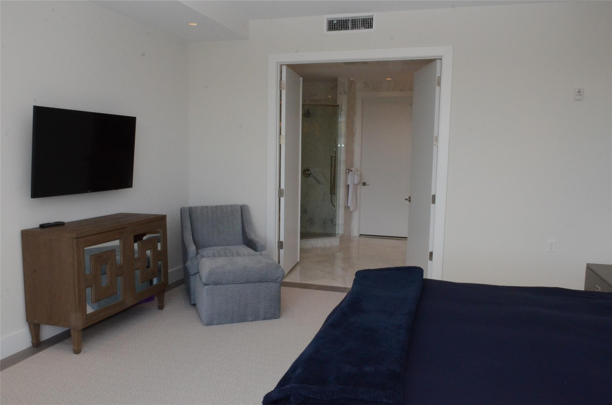 80 HENDRICKS Isle 302