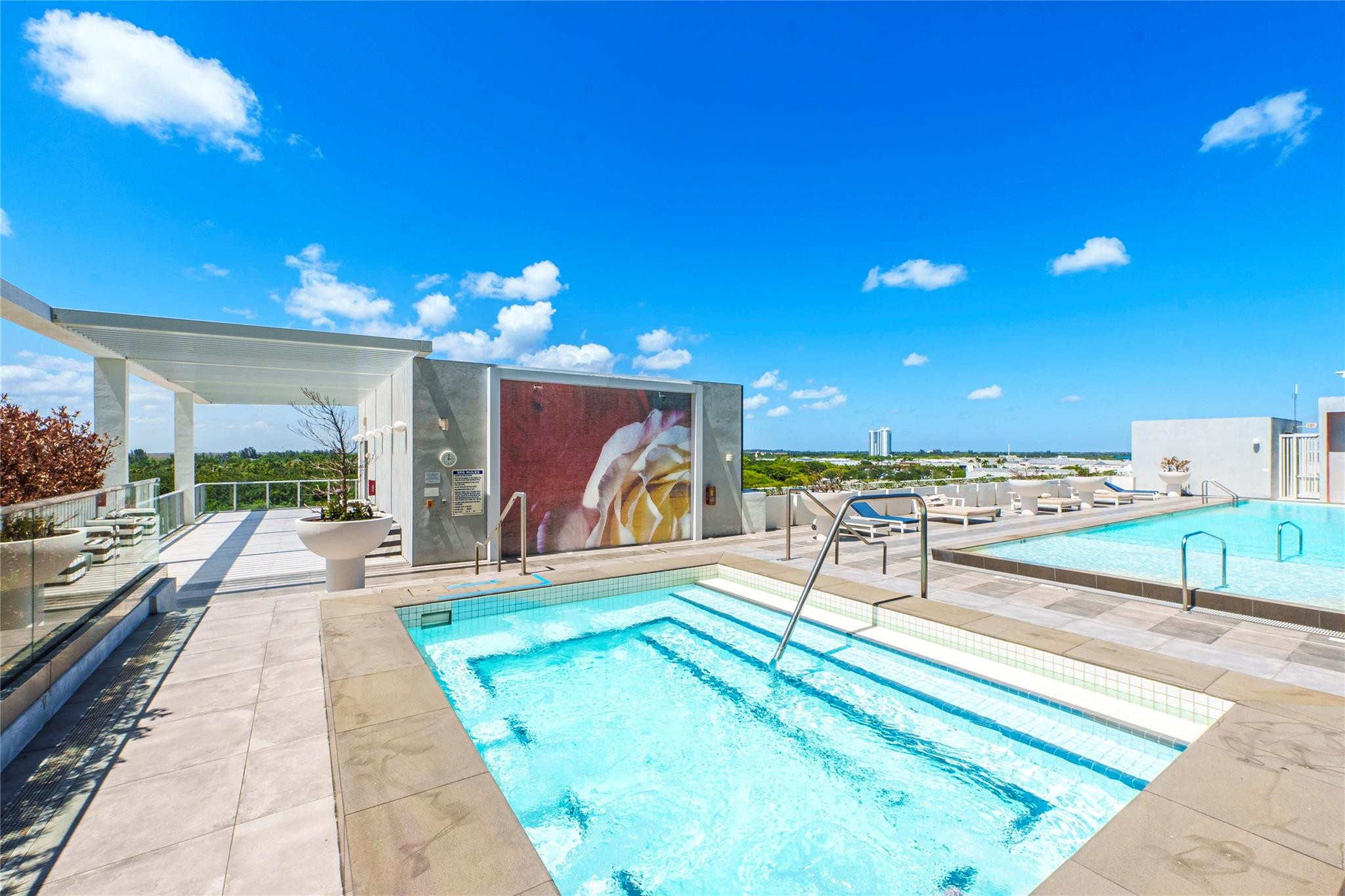 2000 METROPICA Way 216