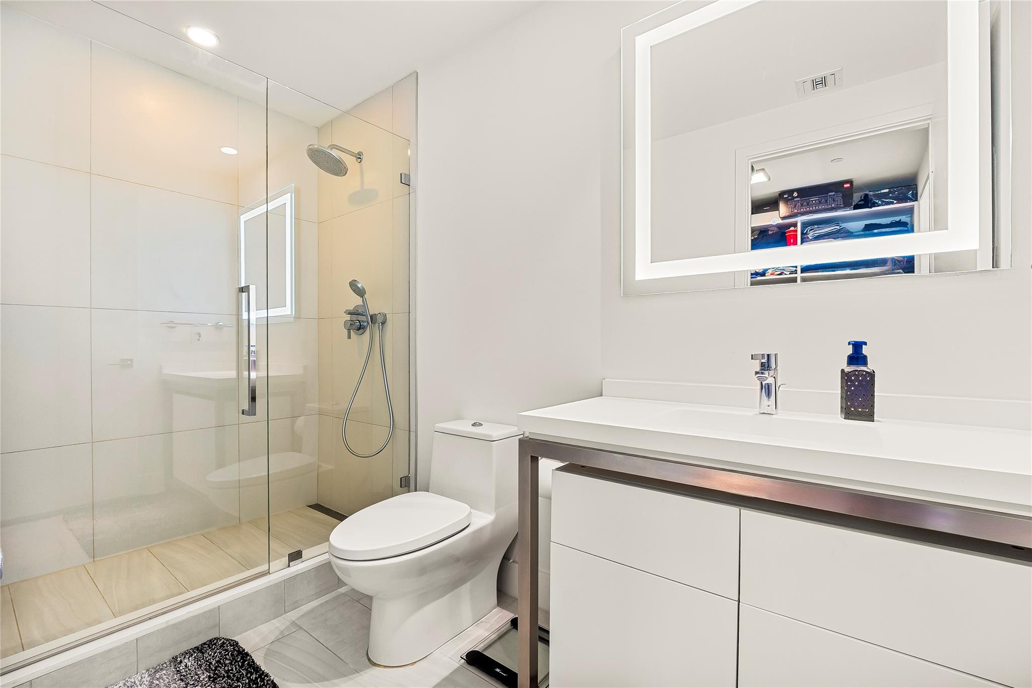 2000 METROPICA Way 216