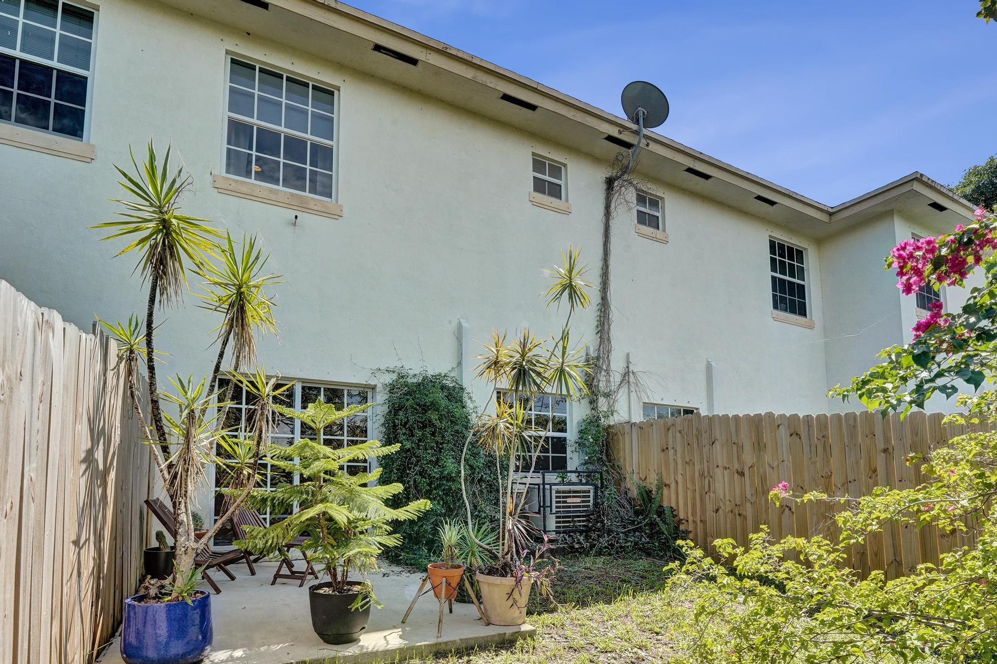 852 NW 9TH Street