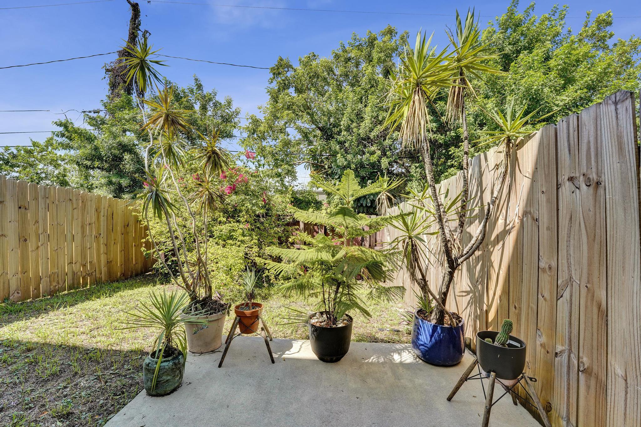 852 NW 9TH Street