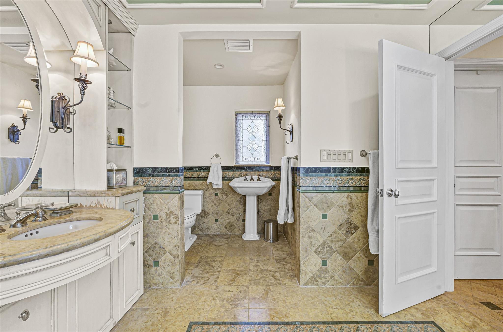 1241 N Rio Vista Boulevard