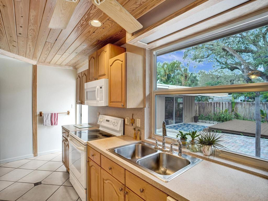 1813 SW 14th Court