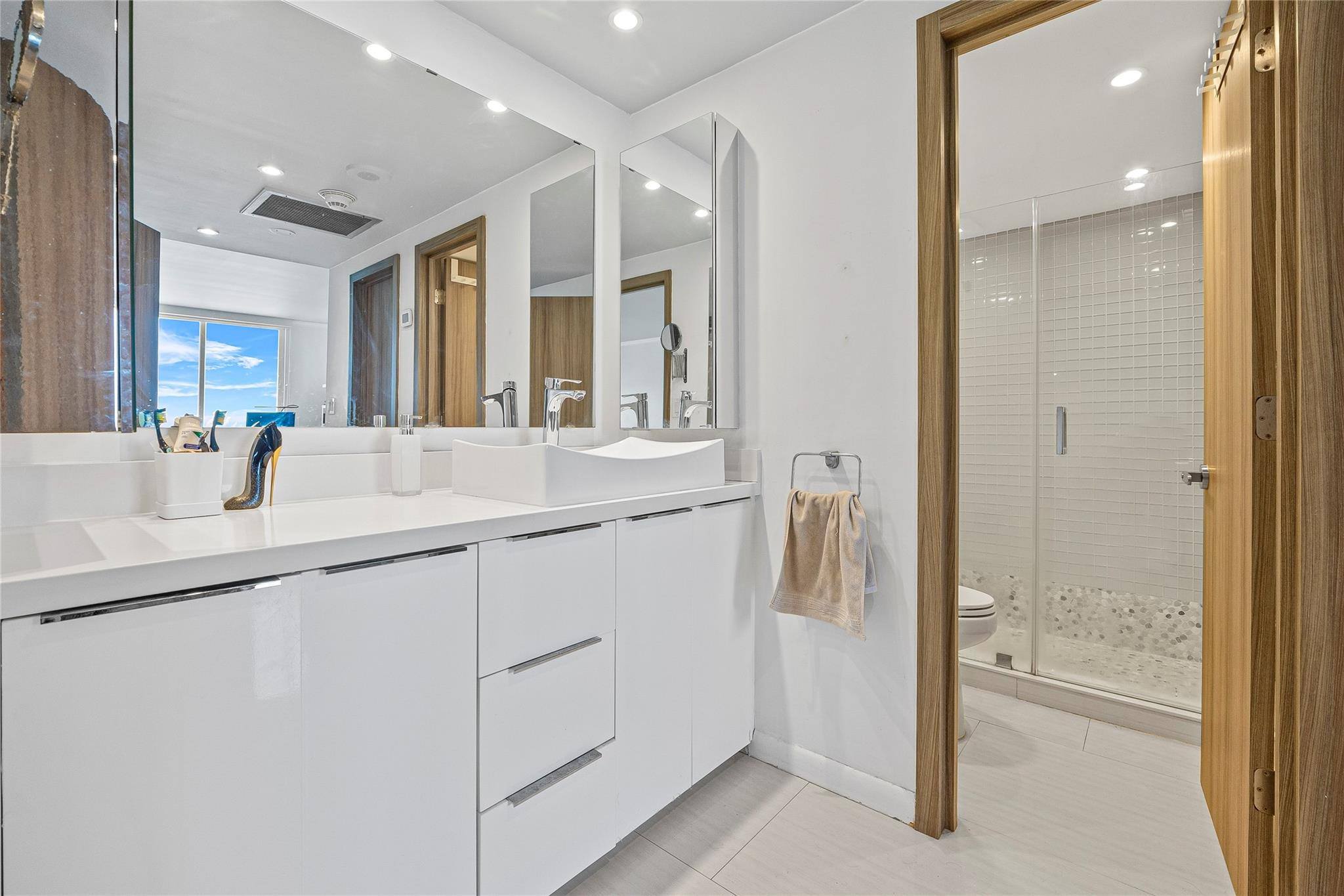 300 Bayview Drive 404