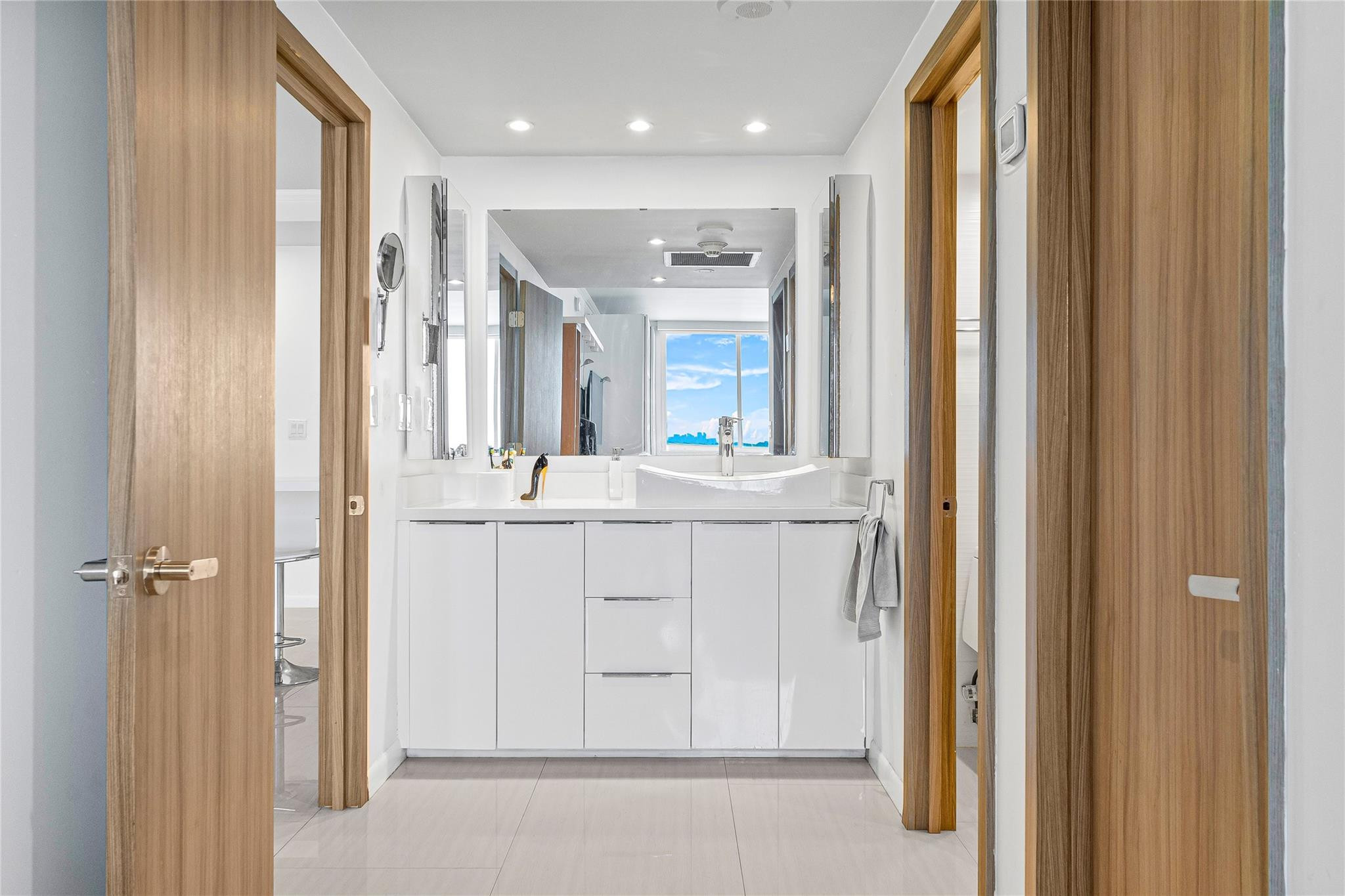 300 Bayview Drive 404