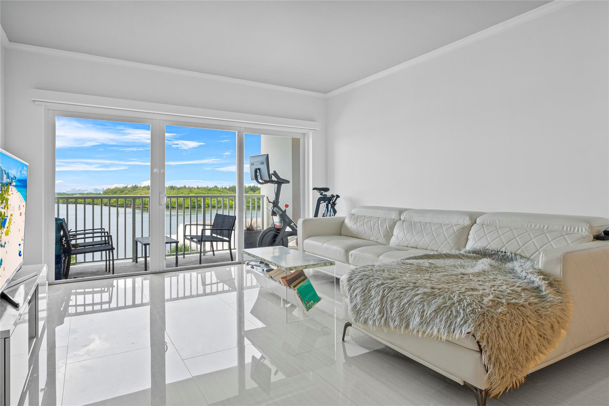 300 Bayview Drive 404