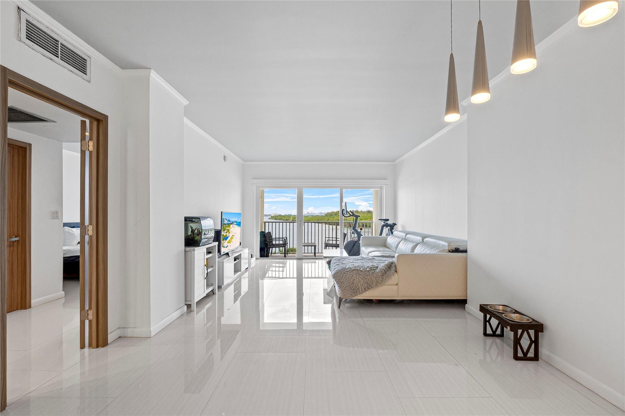 300 Bayview Drive 404