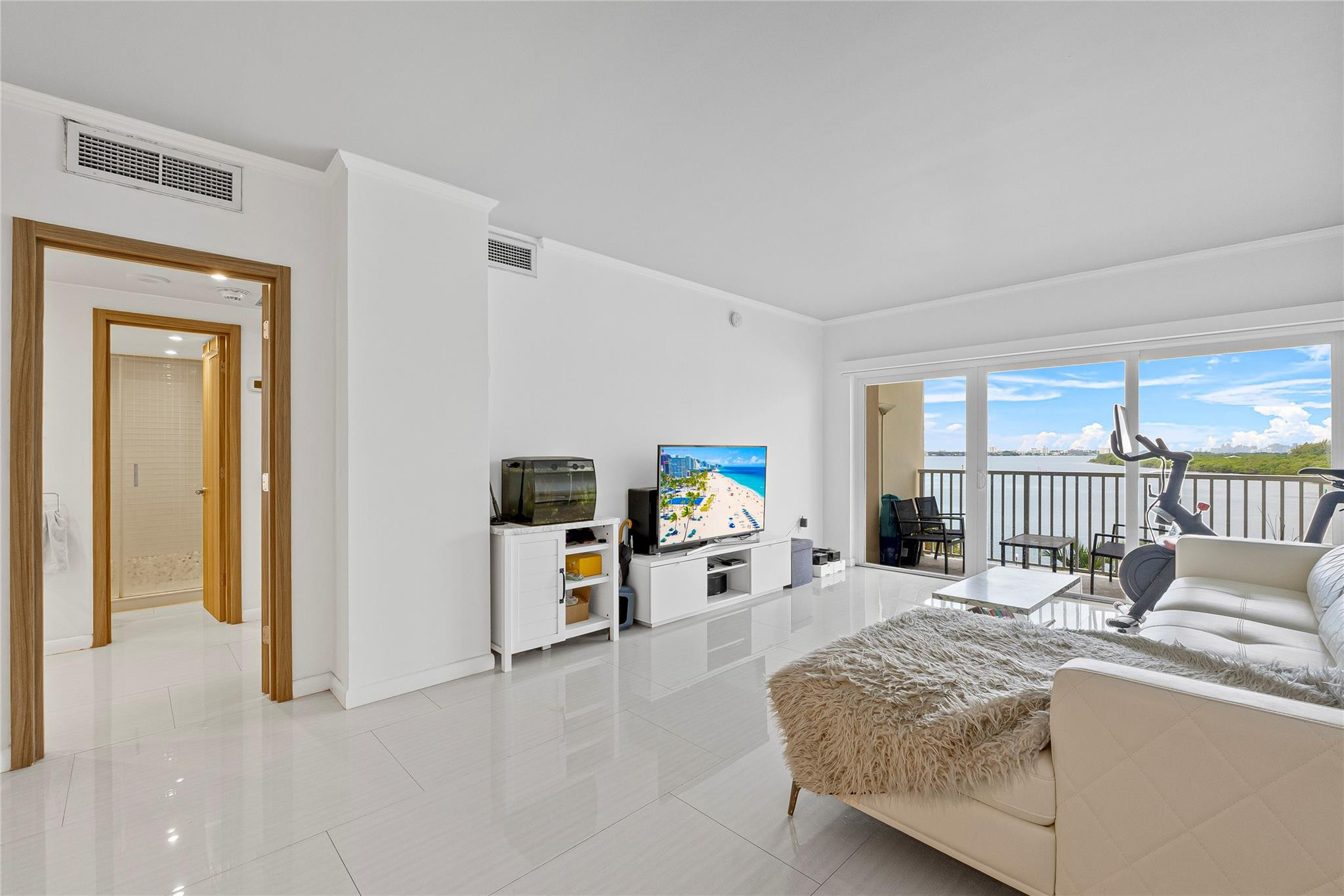300 Bayview Drive 404